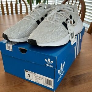 Boys size 5 US adidas Swift Run 22J shoes